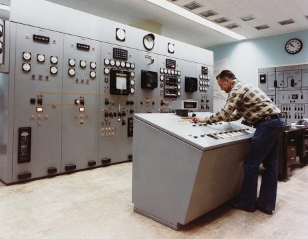 control-room-1782196_1920 Contrôle et essais à vide sur matériels électriques sur site